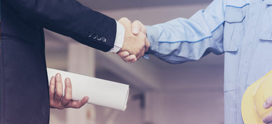 Partnerschaftlicher Handschlag: Zuverlässige Lohnfertigung vom Prototyp bis zur Serie.