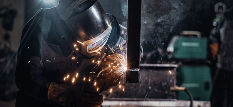 Präzises Schweißen von Stahl im Rahmen der Lohnfertigung bei Grewe-Metalltechnik.